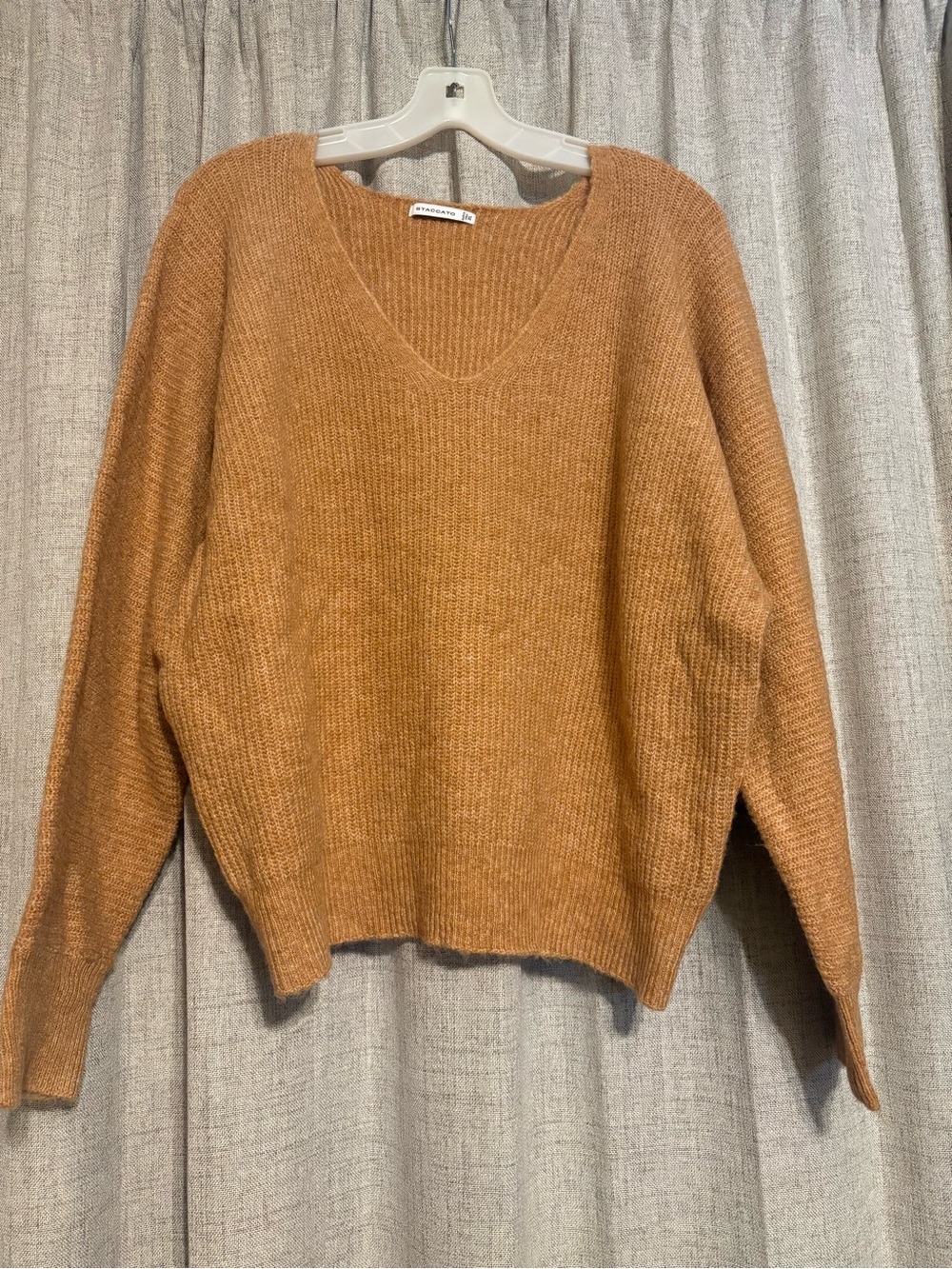 Staccato V-Neck Sweater in Camel Brown